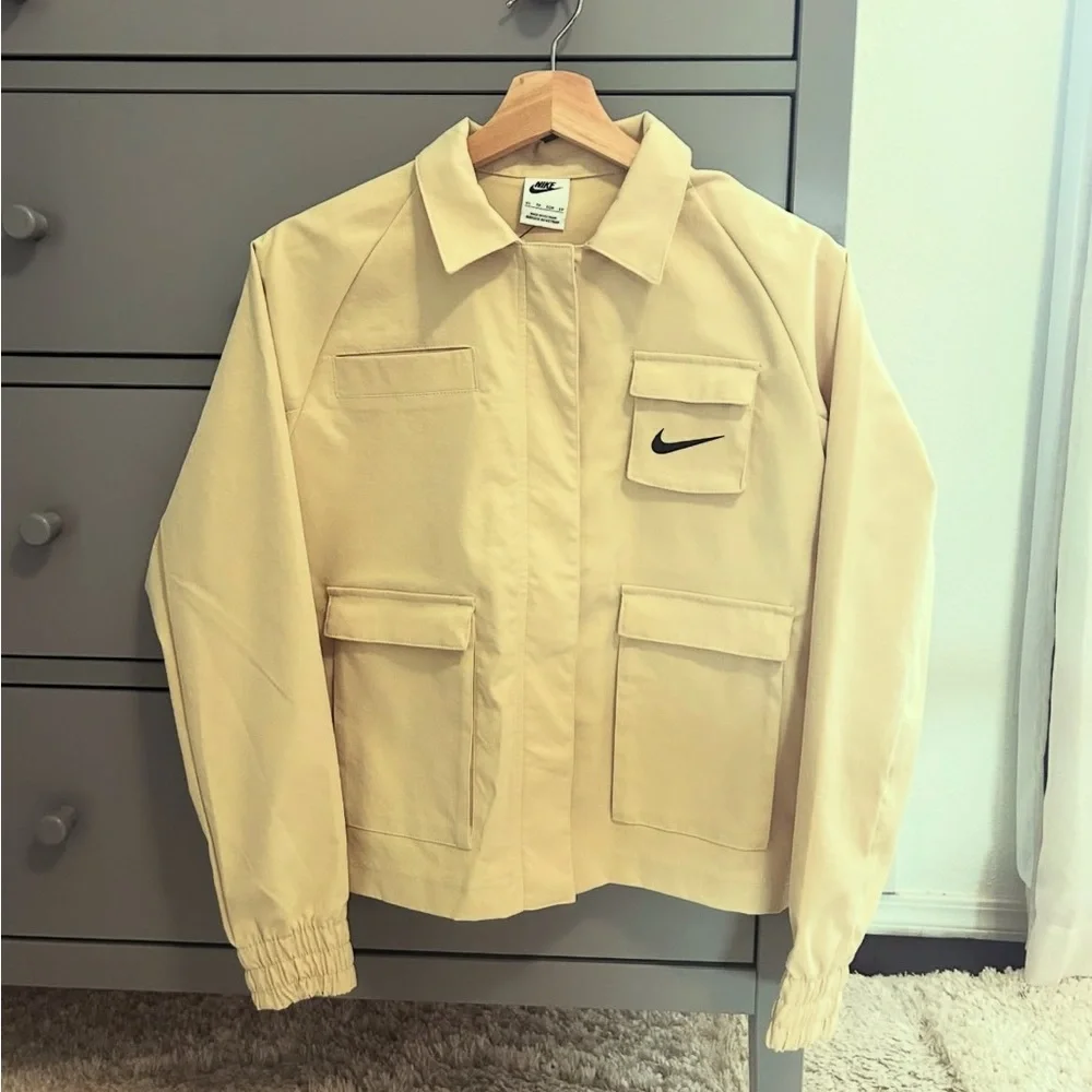 NWT💛Nike Sportswear Swoosh Women's Woven Jacket Size XS Tan - Picture 2 of 7